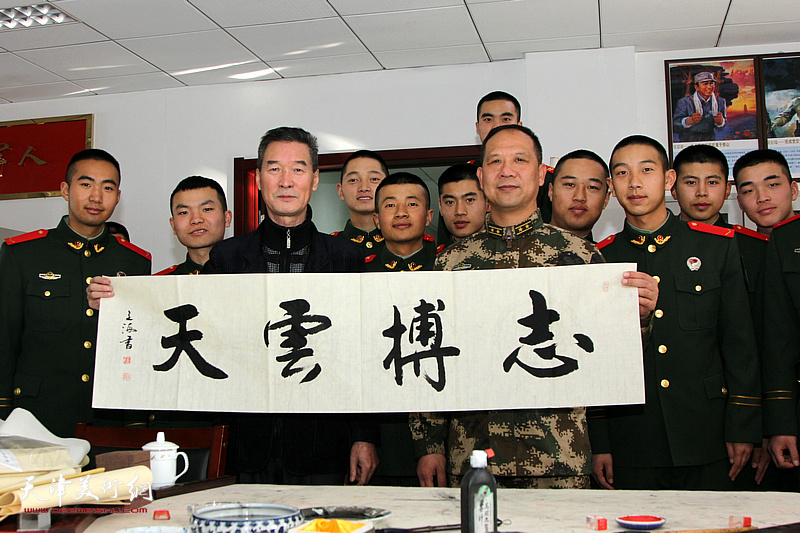 陈之海在慰问武警战士活动现场。