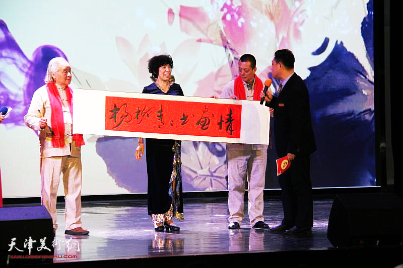 吕爱茹、高象昶、徐春江在第三届中国书画春晚现场。