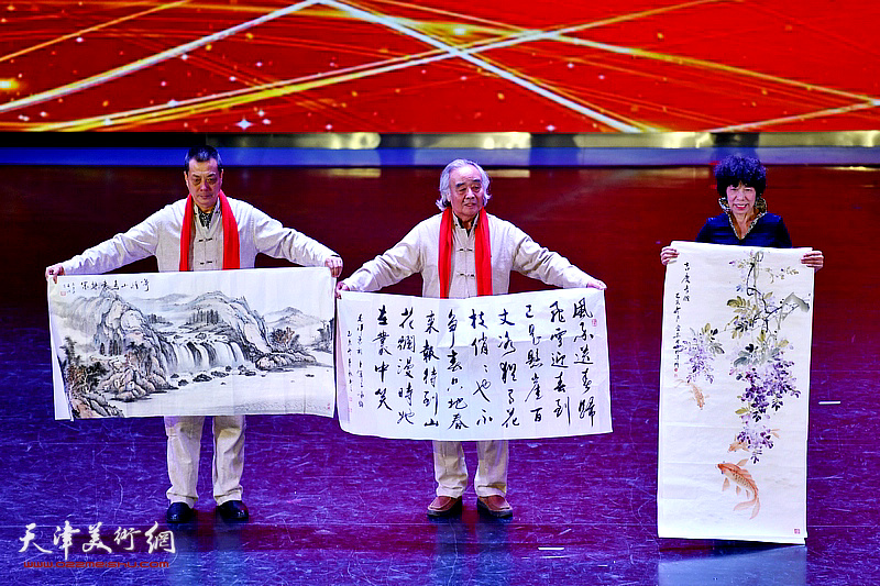 吕爱茹、高象昶、徐春江在第三届中国书画春晚现场。