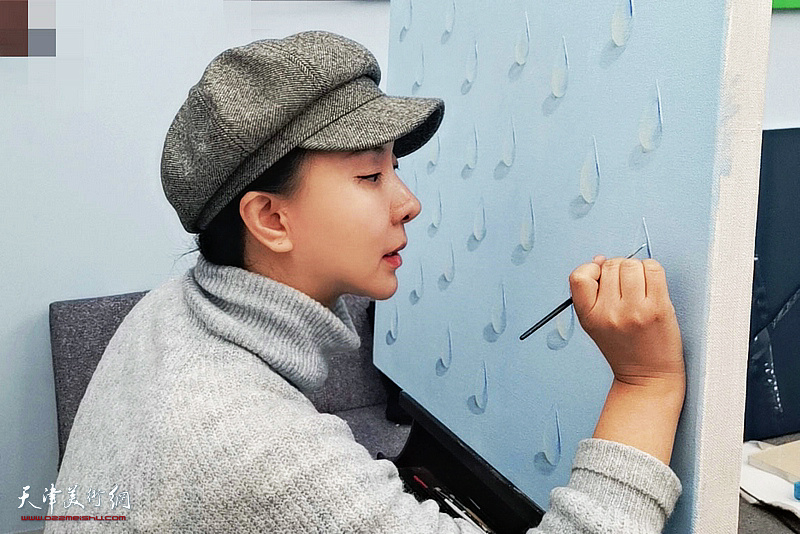 艺术家刘芳在创作作品《付出·爱·希望》。