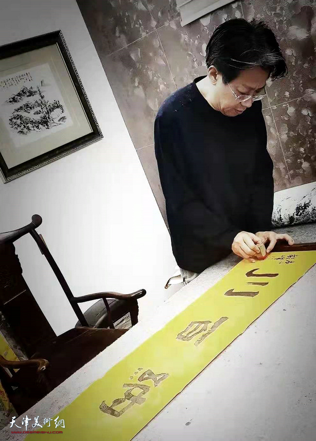 著名书画家李毅峰习书近照。