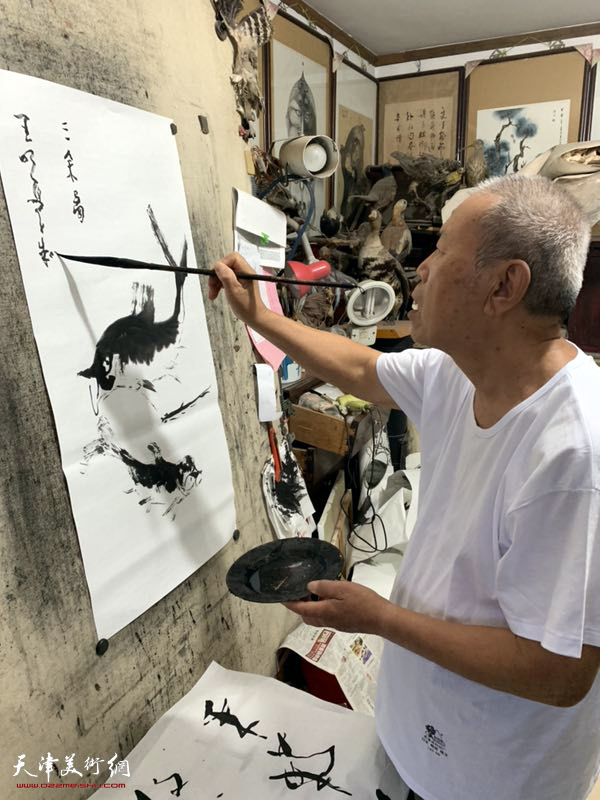 艺术家王明亮在创作中。