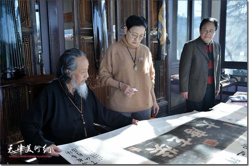 刘栋、章用秀、郑少英在刘栋先生《大唐玄奘》电影片名颖拓原作前。