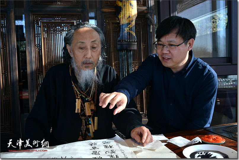 刘栋、刘镪先生在《大唐玄奘》电影片名颖拓原作群跋雅集现场。