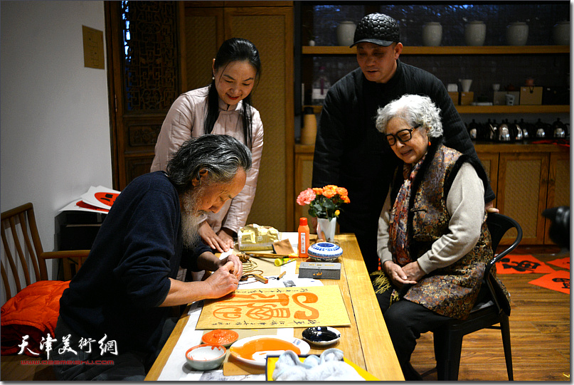 刘栋先生与杨惠敏、赵学娟女士在雅集现场。