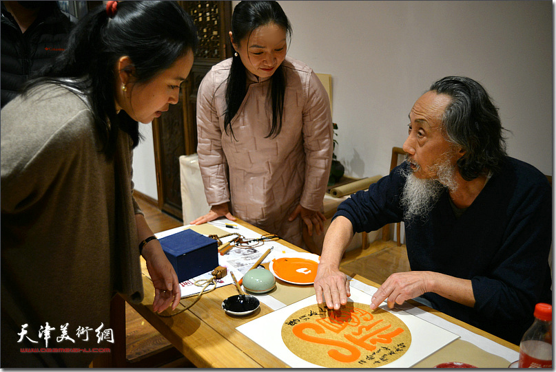 刘栋先生与赵学娟、翟智慧女士在雅集现场。