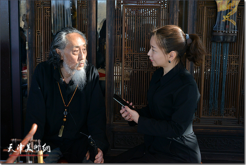 刘栋先生在雅集现场接受津云全媒体的采访。