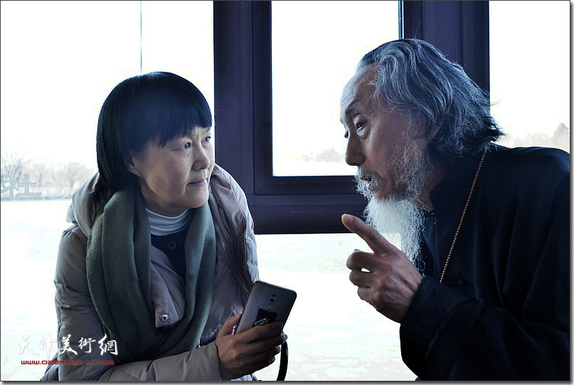刘栋先生在雅集现场接受《中国书画报》主编李文慧女士的采访。
