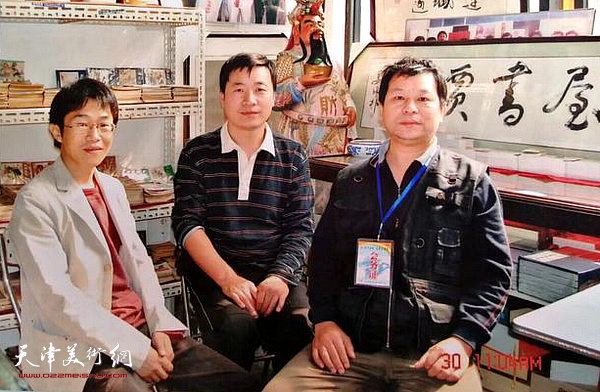 贾世涛与“连友”在“老贾书屋”。