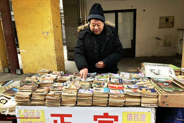 贾世涛与他的“小人书”摊。