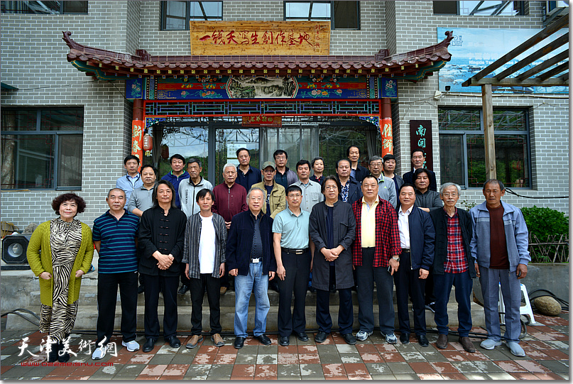 来自京津冀的嘉宾、艺术家在南开画院兴隆石庙子写生基地。
