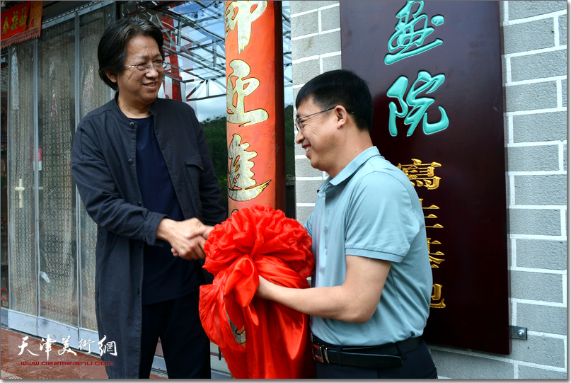 兴隆县委宣传部副部长隋云鹏、天津美协副主席李毅峰为南开画院写生基地揭牌。