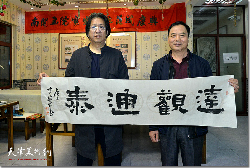 李毅峰、邢立宏在南开画院兴隆石庙子写生基地创作。