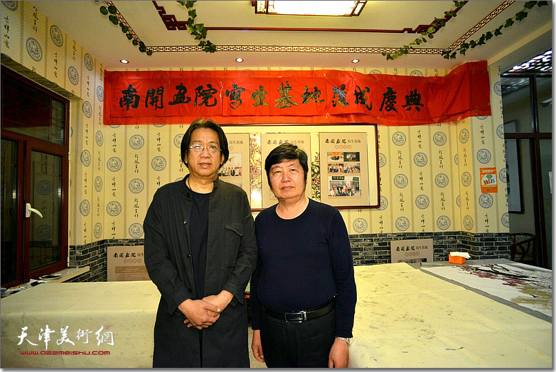 李毅峰、王惠民在南开画院兴隆石庙子写生基地创作。