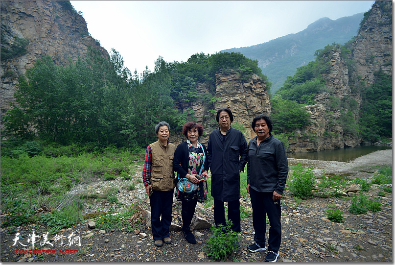艺术家们在双石井十里画廊采风。左起：许鸿茹、史玉、李毅峰、高学年。