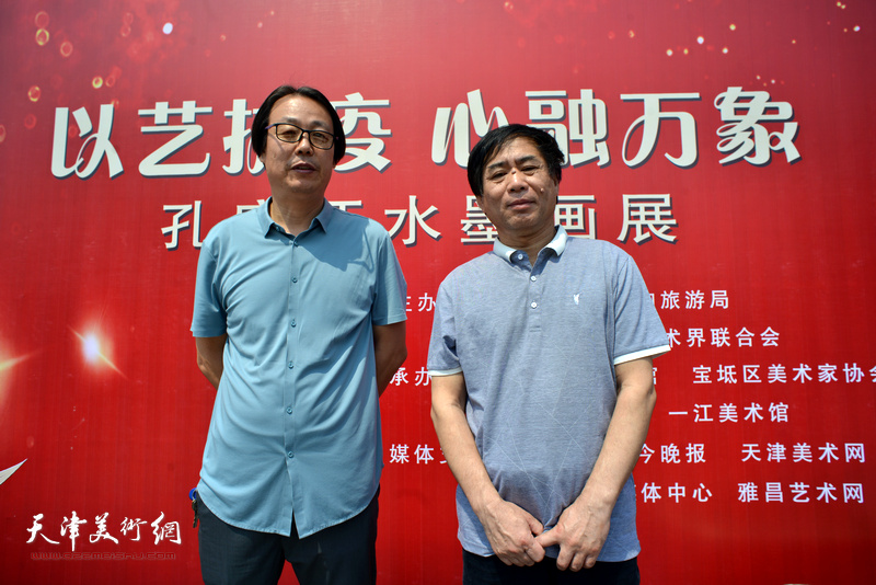 肖培金、孔宪江在画展现场。
