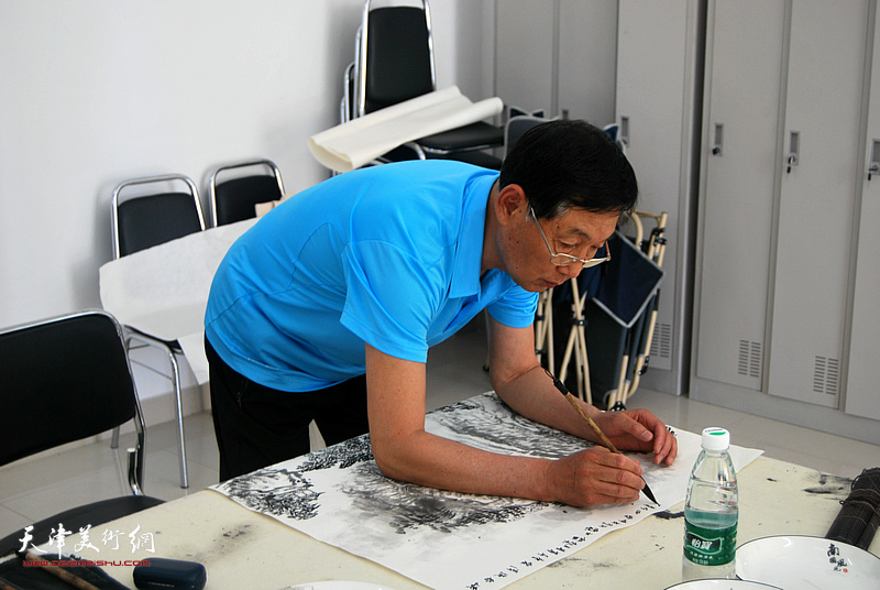 画家钱桂芳在活动现场创作
