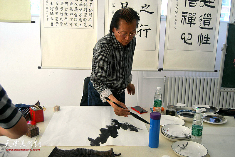 画家吕宝珠在活动现场创作