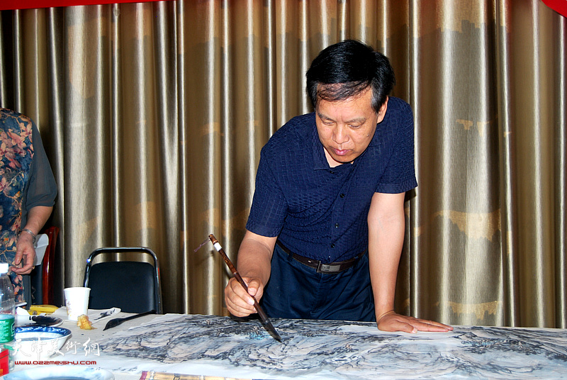 画家徐庆举在活动现场创作