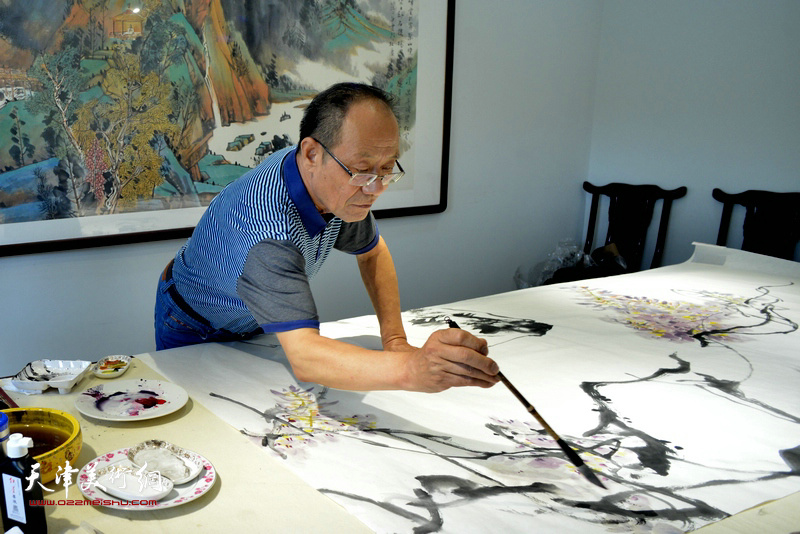 书画家在瓷艺园博物馆创作。