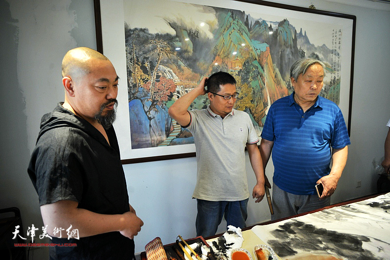 唐云来、刘金凯、闫勇在瓷艺园博物馆创作。