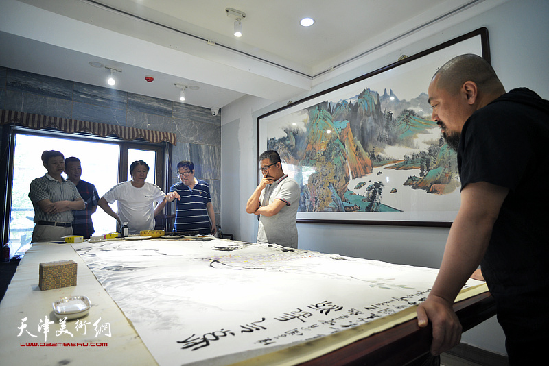 书画家在瓷艺园博物馆创作。