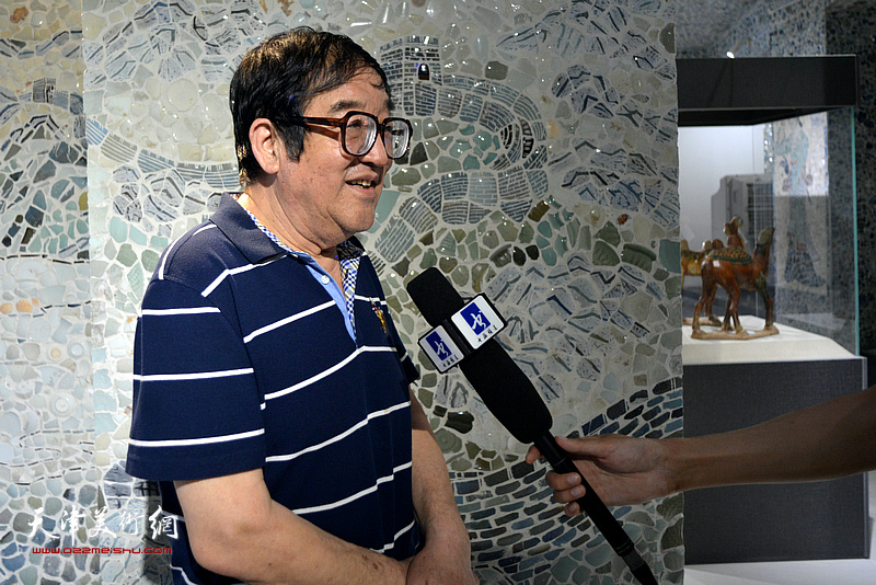 在瓷艺园博物馆接受媒体采访。