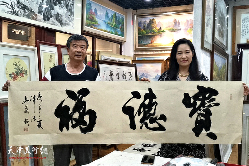 张文逊、马艳在画展现场。