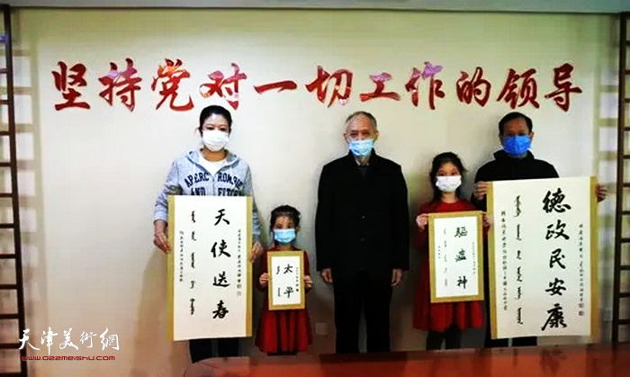 叶赫那拉·振海向天津档案馆捐赠祖孙三代特别为“抗疫”创作的四幅书法作品。