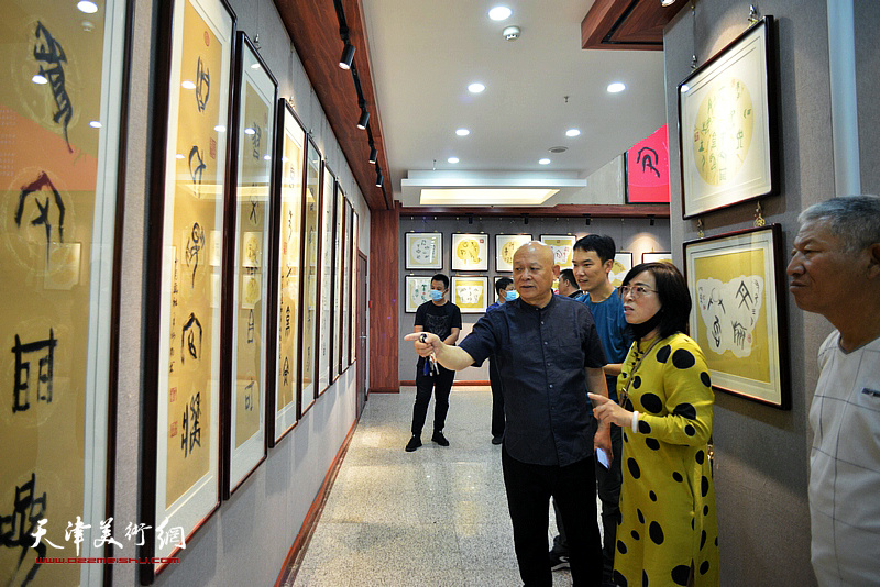 王炳柏在展览现场介绍展出的作品。