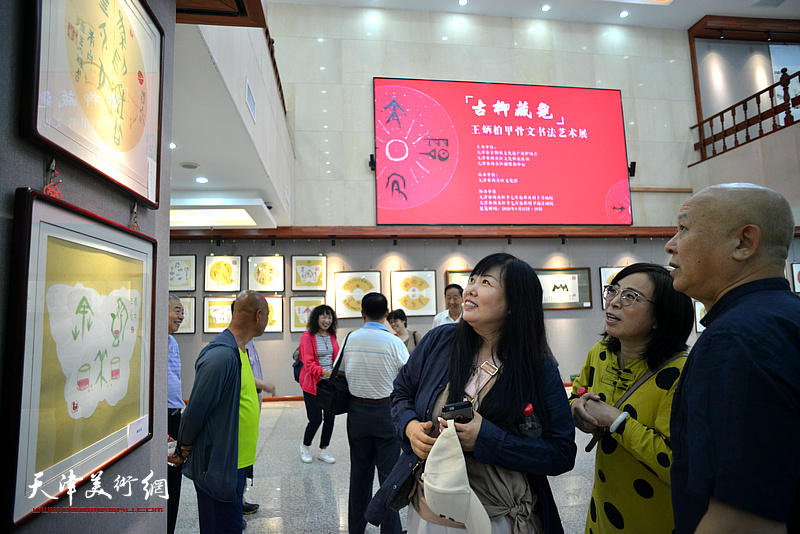 王炳柏在展览现场介绍展出的作品。
