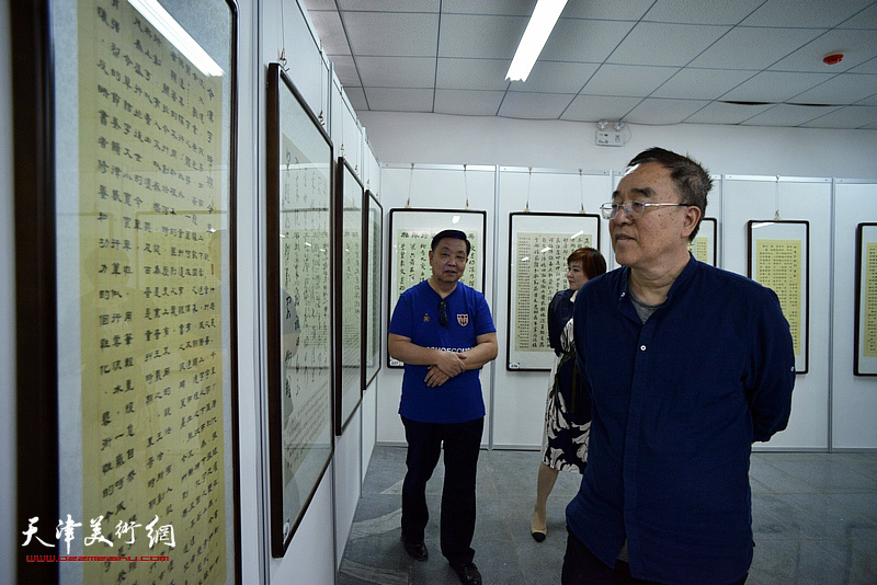李治邦观看“汉字历史艺术馆”展出的作品。