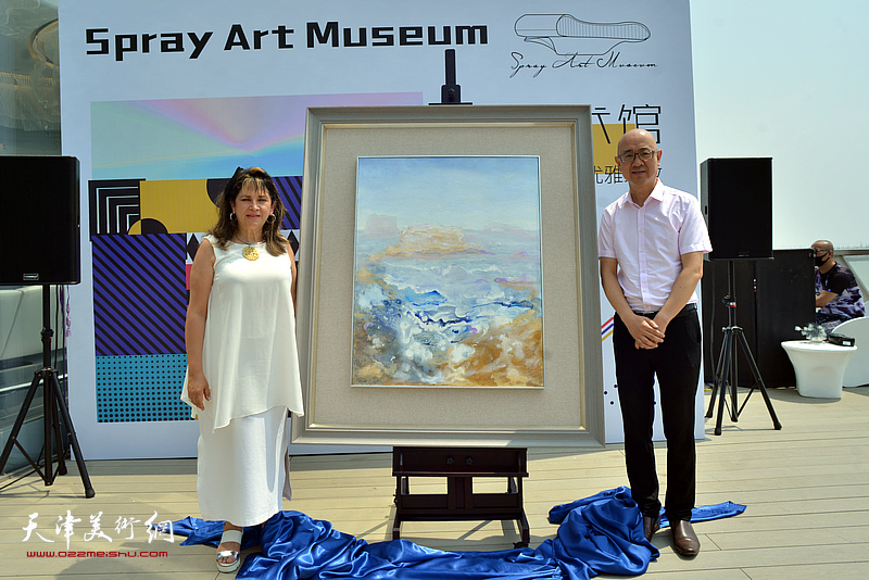 那文丽将作品《海与浪》赠予浪花艺术馆。