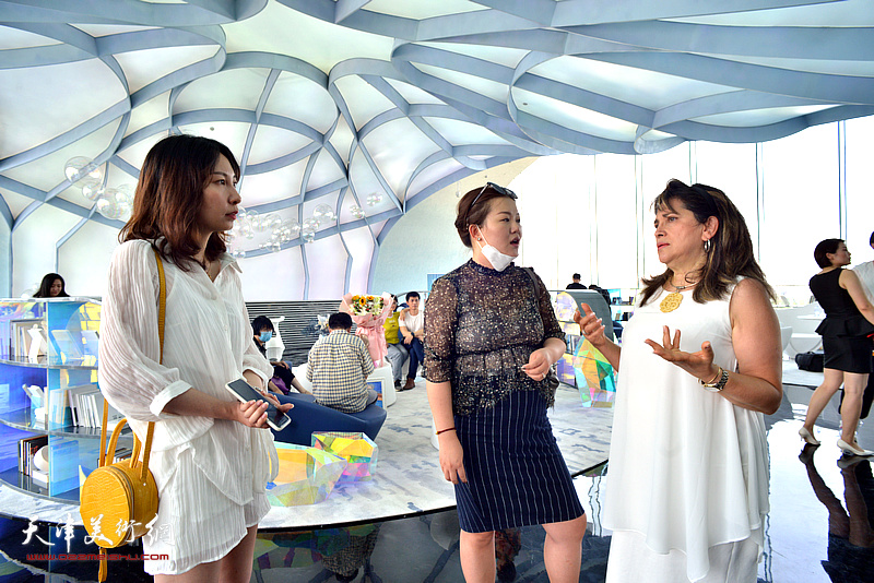 那文丽、郭雅琳在画展现场与嘉宾交流。