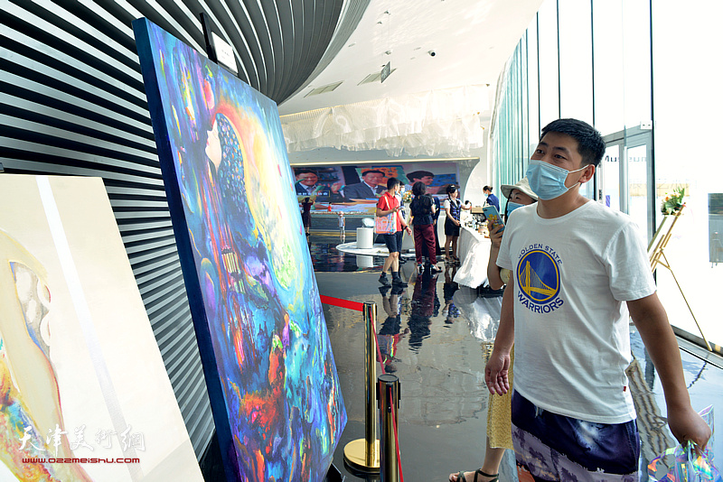 浪花艺术馆在渤海湾畔启幕，首展英国画家那文丽油画作品。