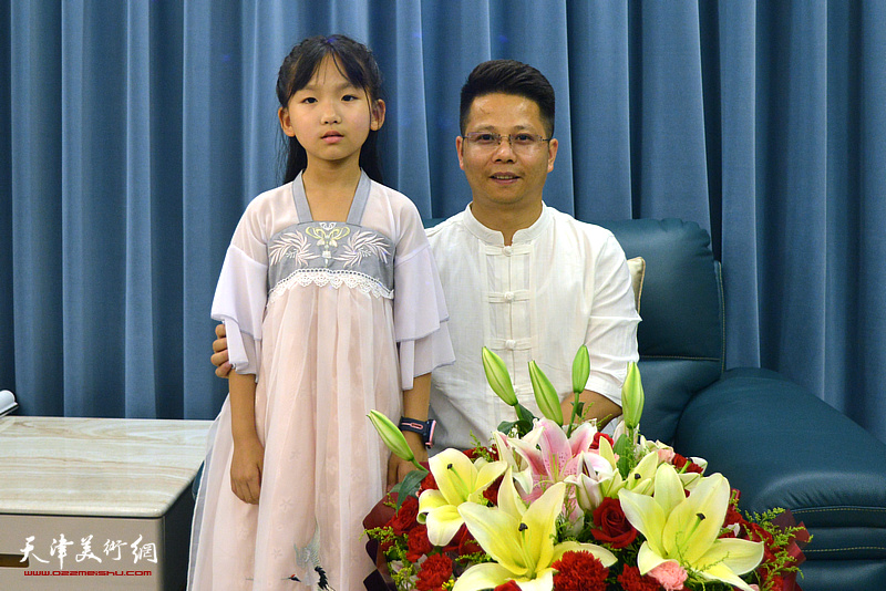 屈建辉与新弟子徐欣妍在收徒拜师仪式现场。