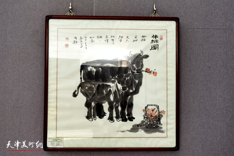 图为展出的李志民“做人民的孺子牛”国画作品。