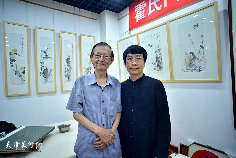 刘新尧与房师武在画展现场。