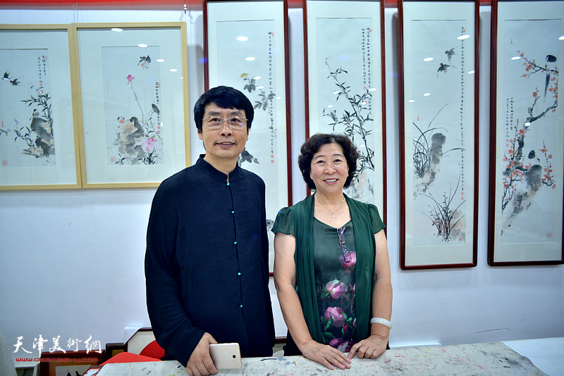 刘新尧与冯字锦在画展现场。