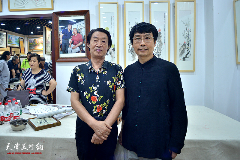 刘新尧与郭福深在画展现场。
