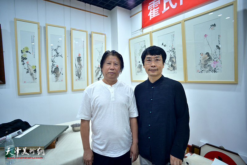 刘新尧与李学亮在画展现场。