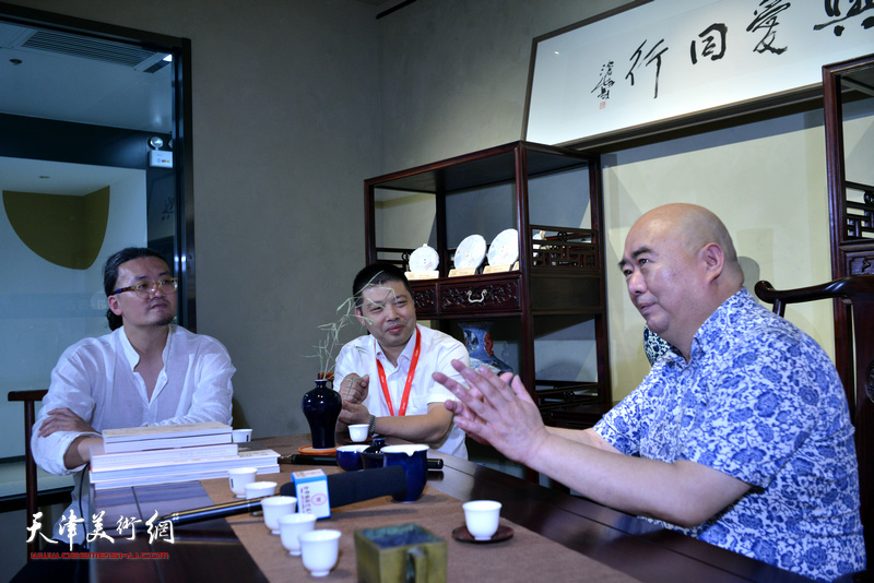 尹沧海教授与尹广利、李巍在公益展现场亲切交流。