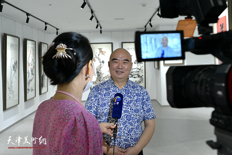 尹沧海教授在公益展现场接受媒体采访。
