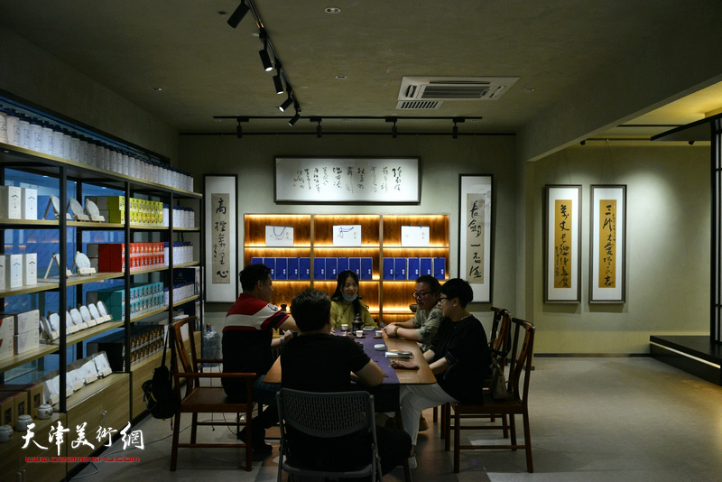 “与爱同行—尹沧海教授疫情期间创作书画作品公益展”现场。