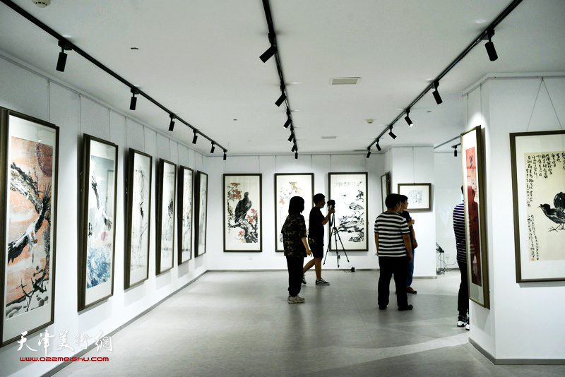 “与爱同行—尹沧海教授疫情期间创作书画作品公益展”现场。