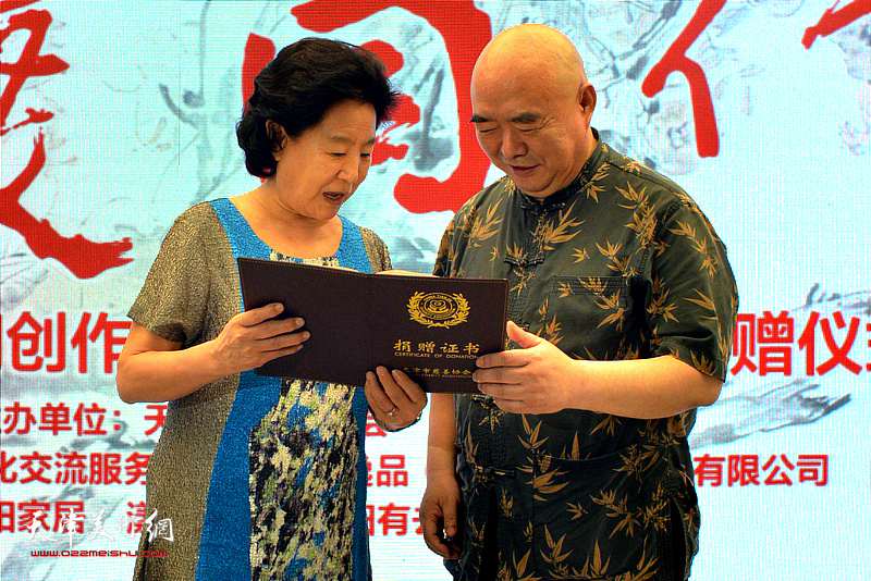 天津市政协原副主席曹秀荣女士向尹沧海教授颁发证书。