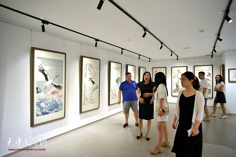 与爱同行——尹沧海教授疫情期间创作书画作品公益展现场。