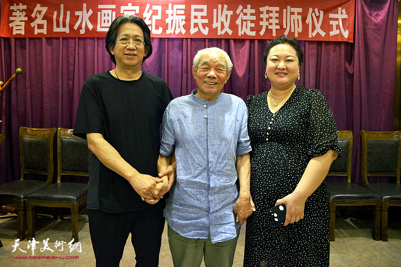 纪振民先生与李毅峰、赵星在收徒拜师仪式现场。