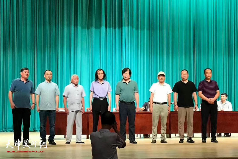 首届津南区美术家协会领导机构亮相。