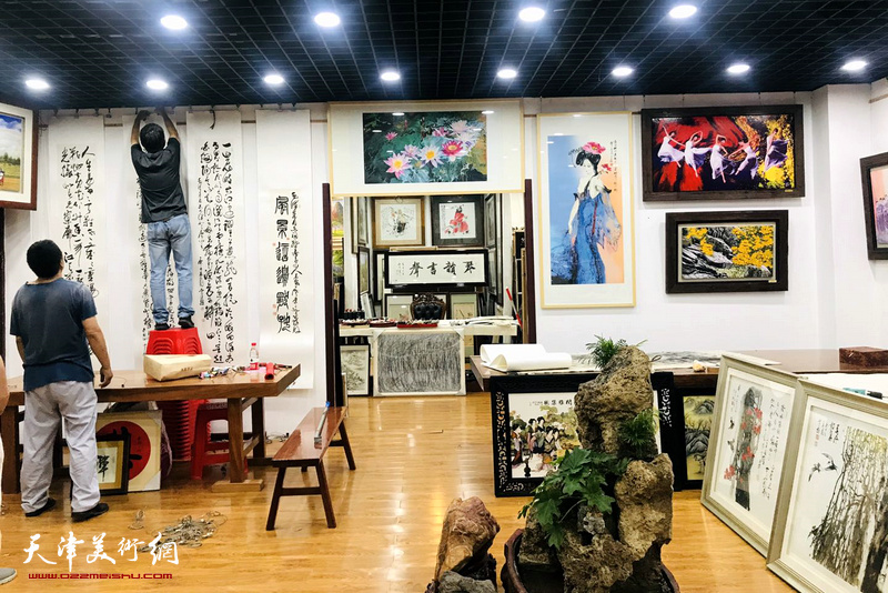 彩韵抒怀一一霍然意象泼彩艺术作品展在鹤艺轩布展。